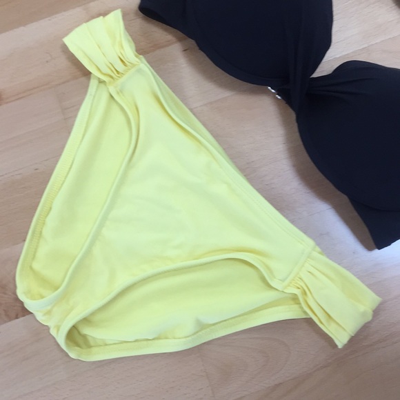 Black and Yellow bikini - Picture 2 of 4